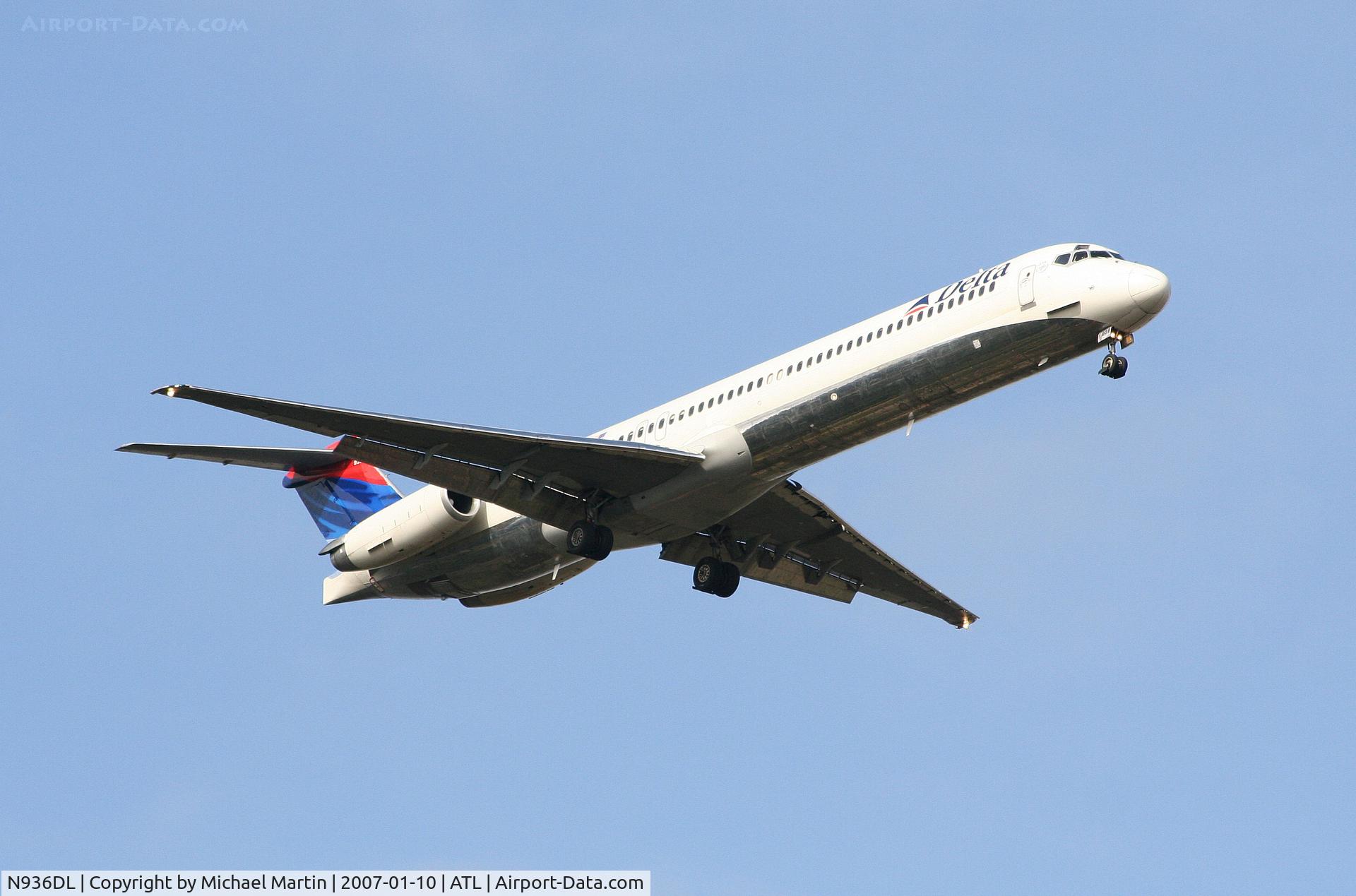 N936DL, 1989 McDonnell Douglas MD-88 C/N 49723, On final for Runway 9R