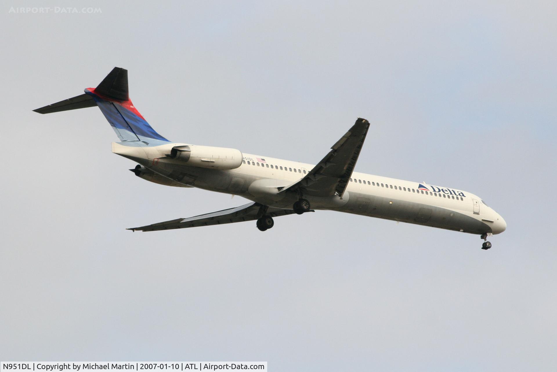 N951DL, 1990 McDonnell Douglas MD-88 C/N 49882, Over the numbers of 9R