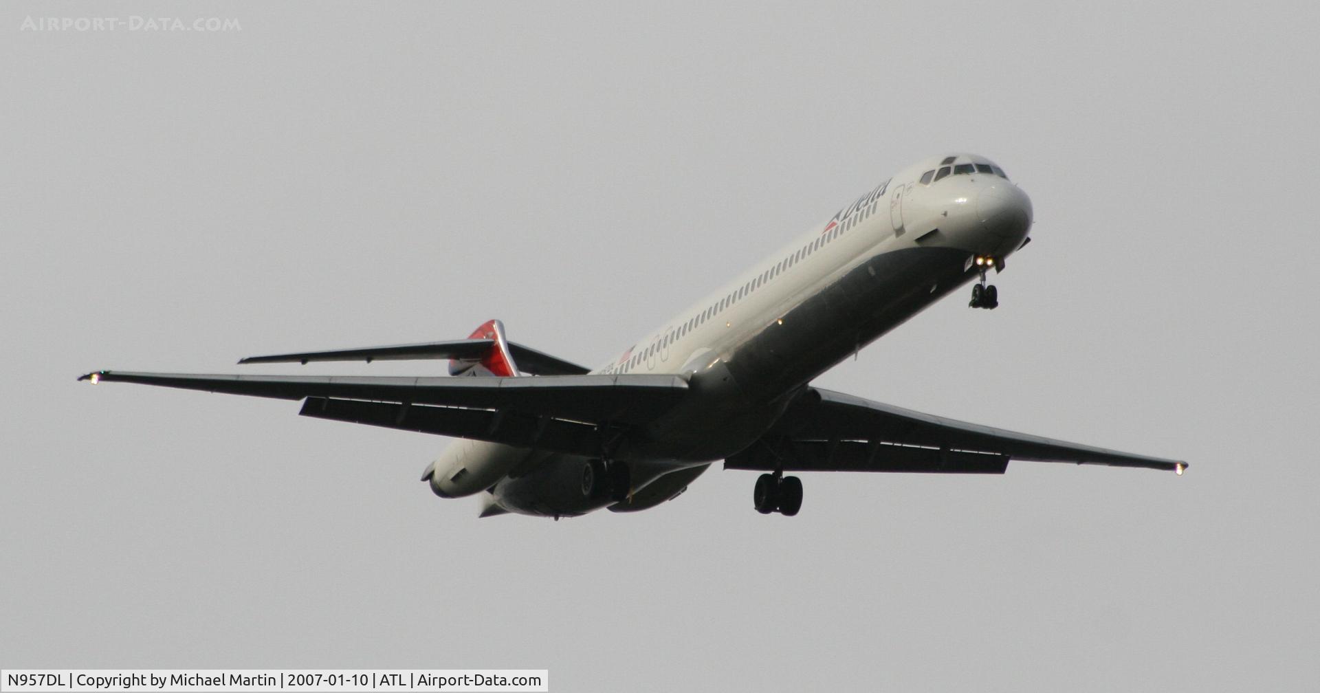 N957DL, 1990 McDonnell Douglas MD-88 C/N 49976, On final for Runway 9R