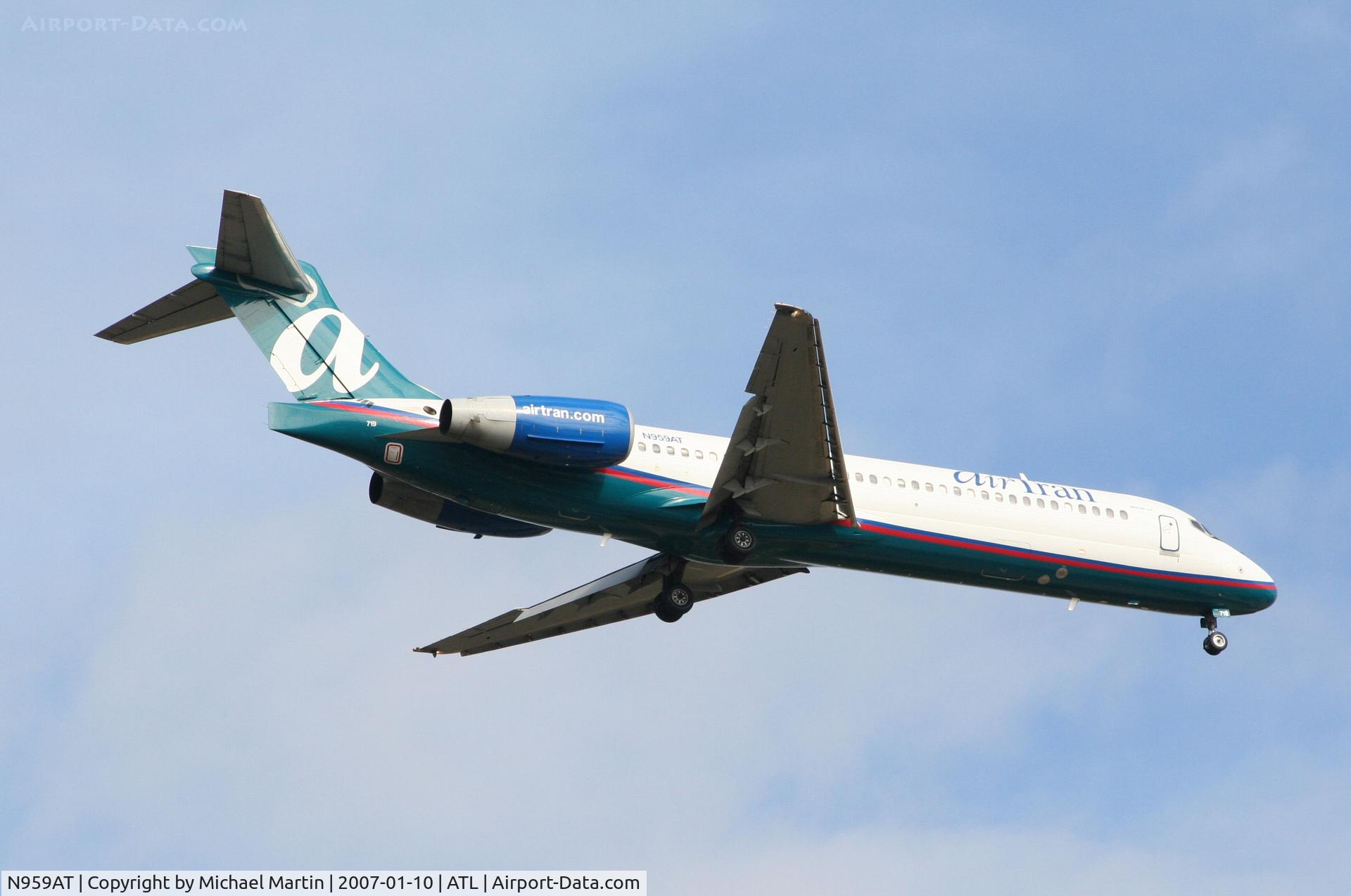 N959AT, 2001 Boeing 717-200 C/N 55021, Over the numbers of 9R