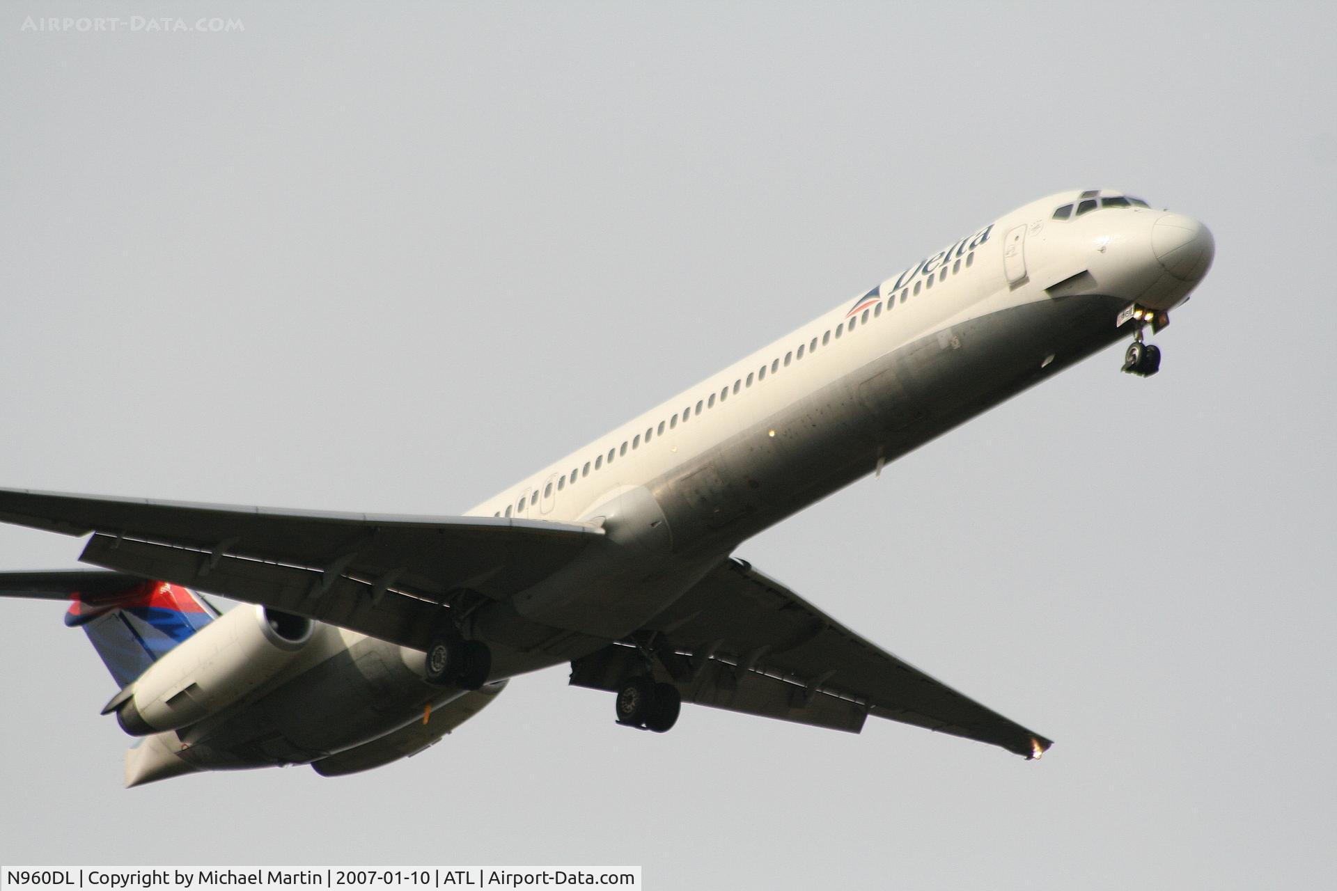 N960DL, 1990 McDonnell Douglas MD-88 C/N 49979, On final for Runway 9R