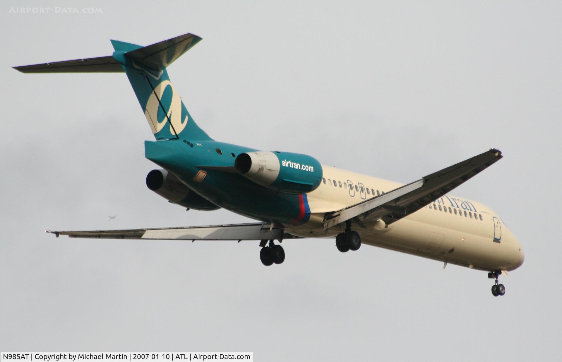 N985AT, 2001 Boeing 717-200 C/N 55090, Over the numbers of 9R