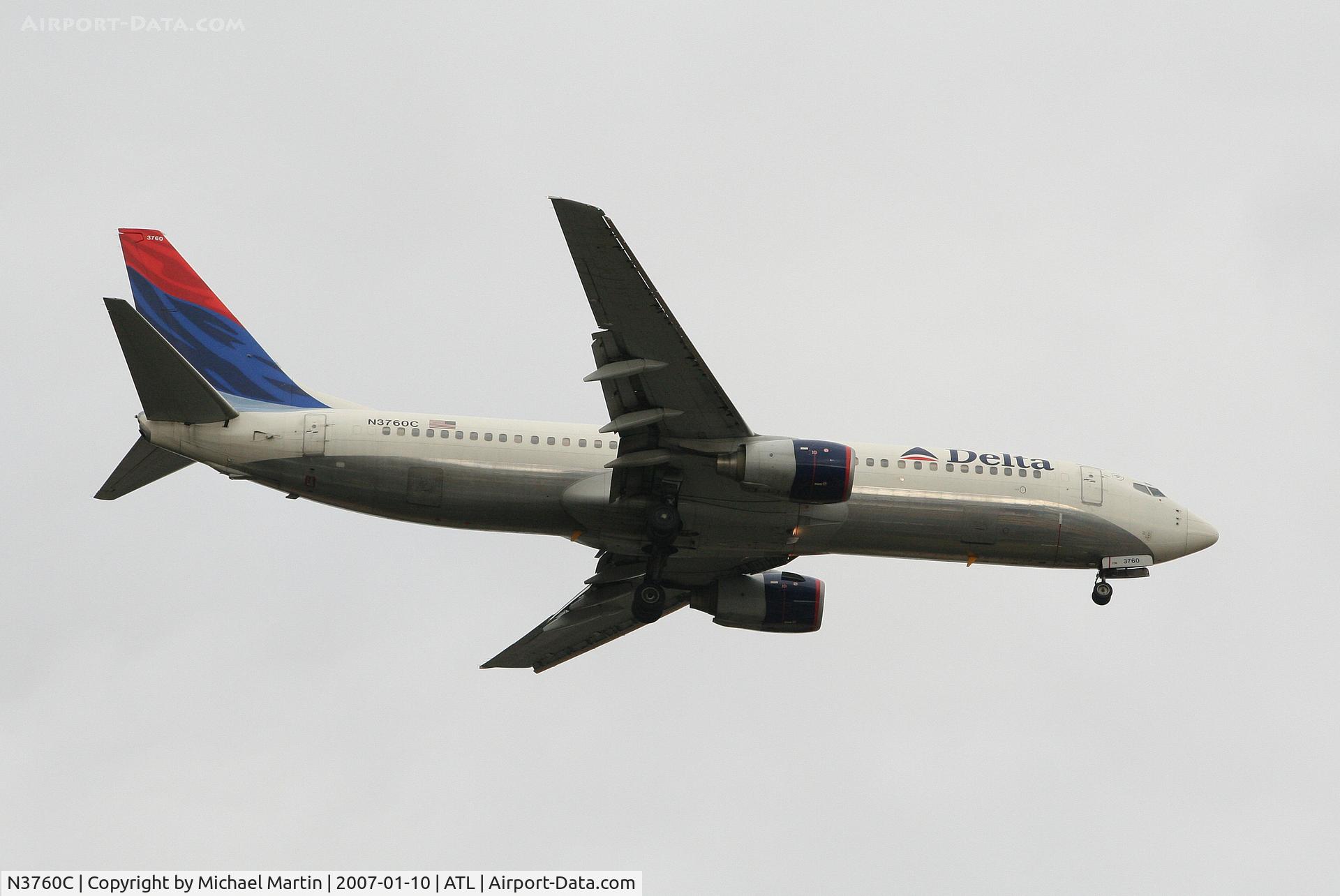 N3760C, 2001 Boeing 737-832 C/N 30816, Over the numbers of 9R