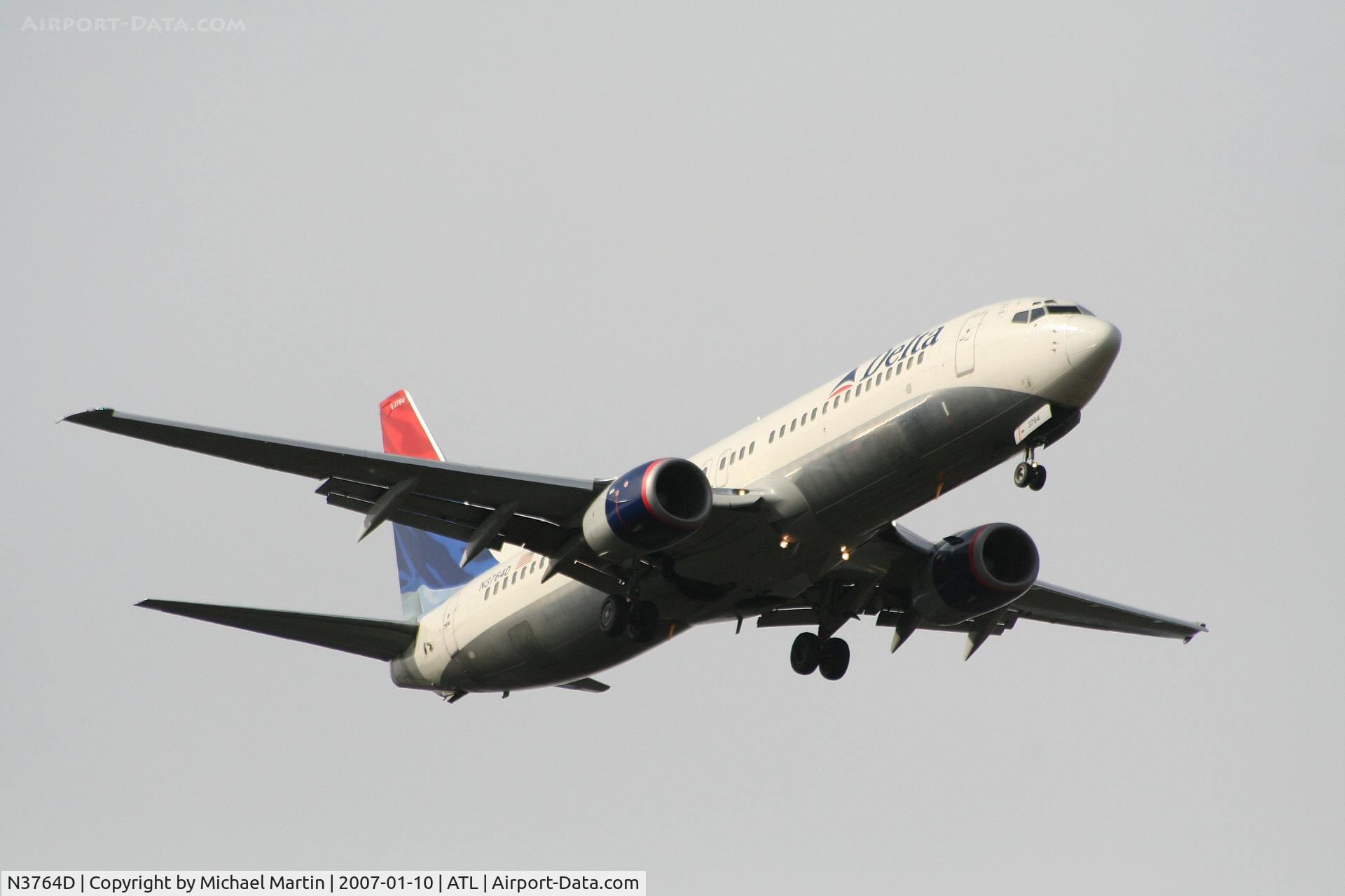 N3764D, 2001 Boeing 737-832 C/N 30818, On final for Runway 9R