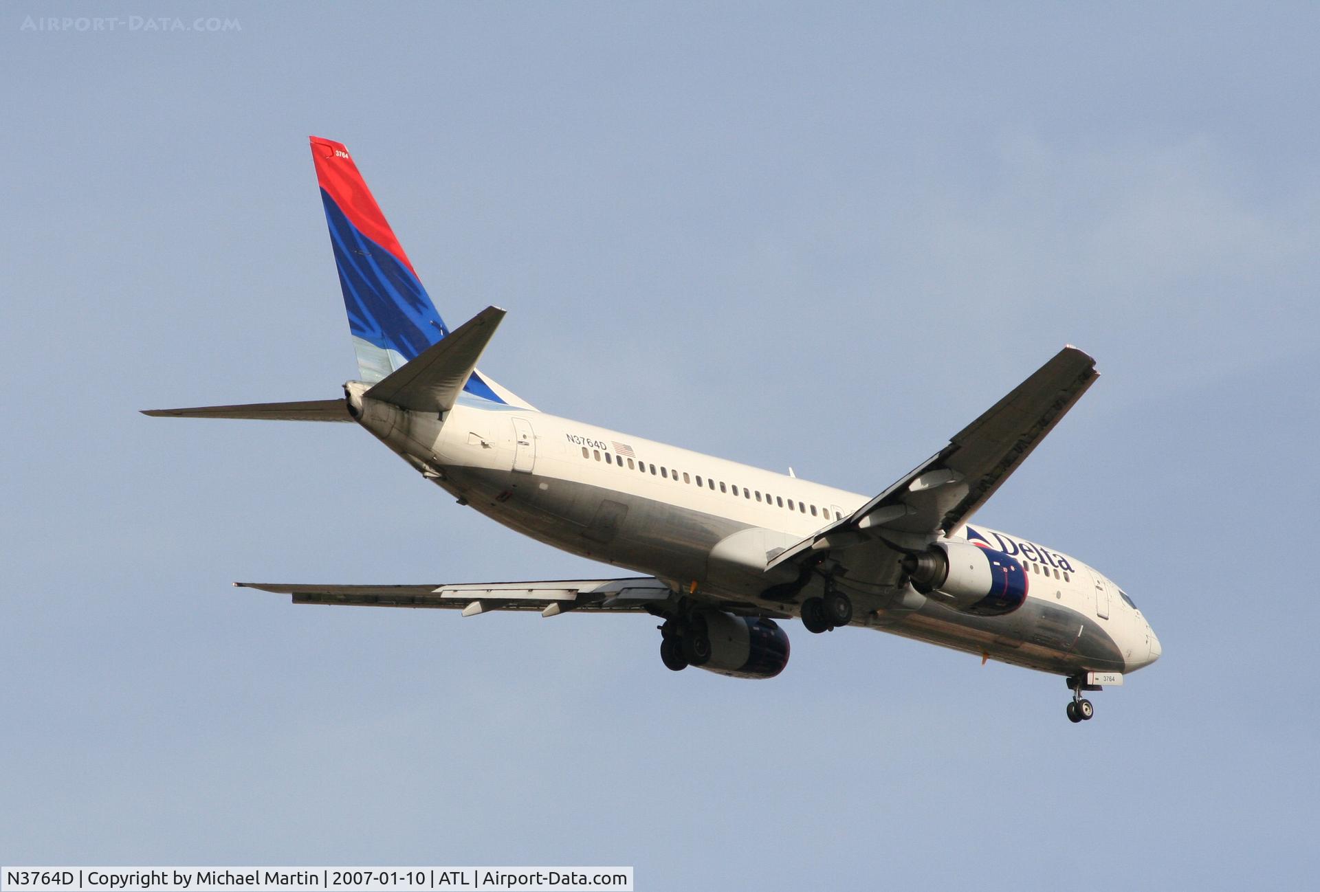 N3764D, 2001 Boeing 737-832 C/N 30818, Over the numbers of 9R