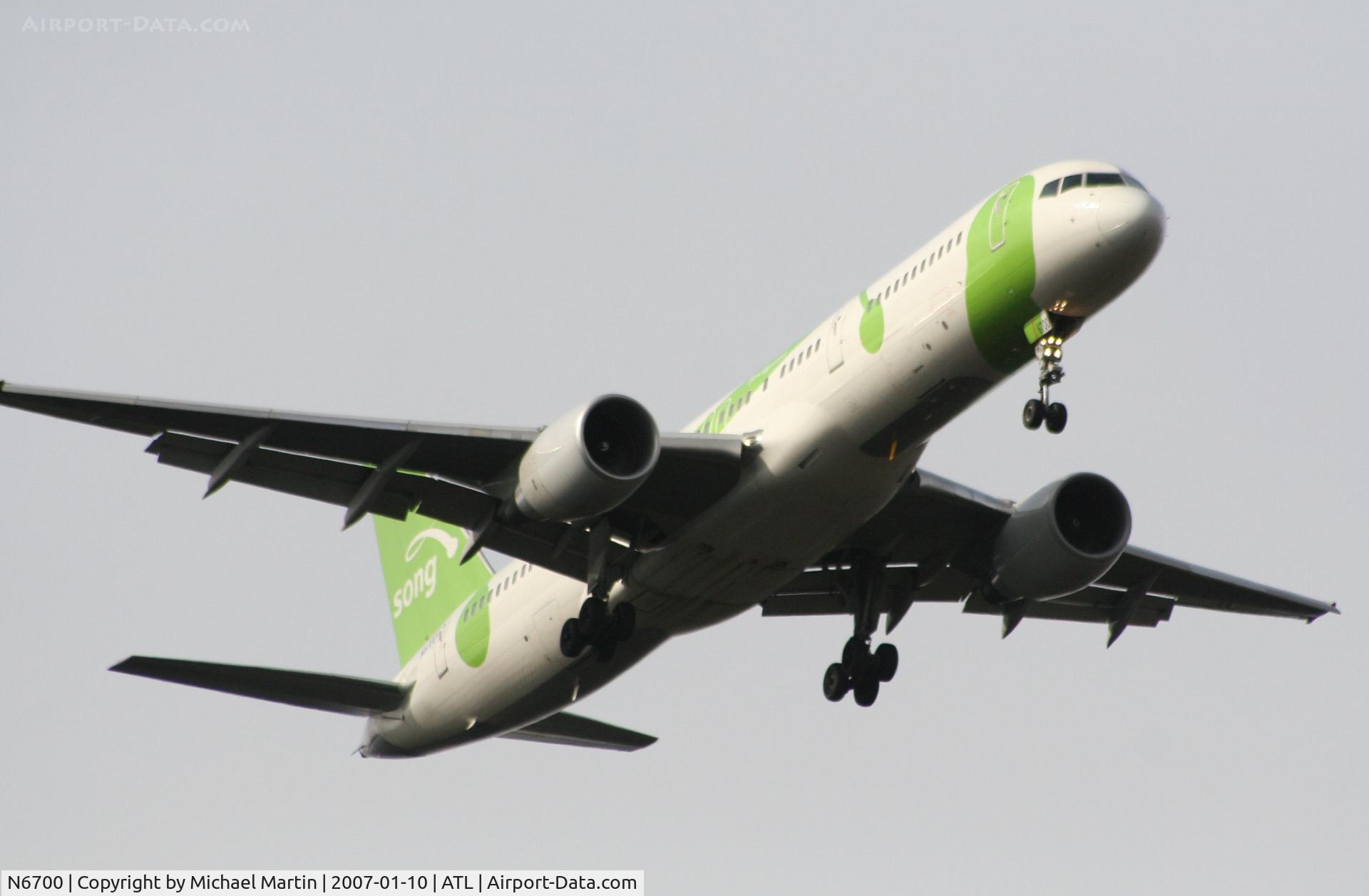 N6700, 1999 Boeing 757-232 C/N 30337, On final for Runway 9R