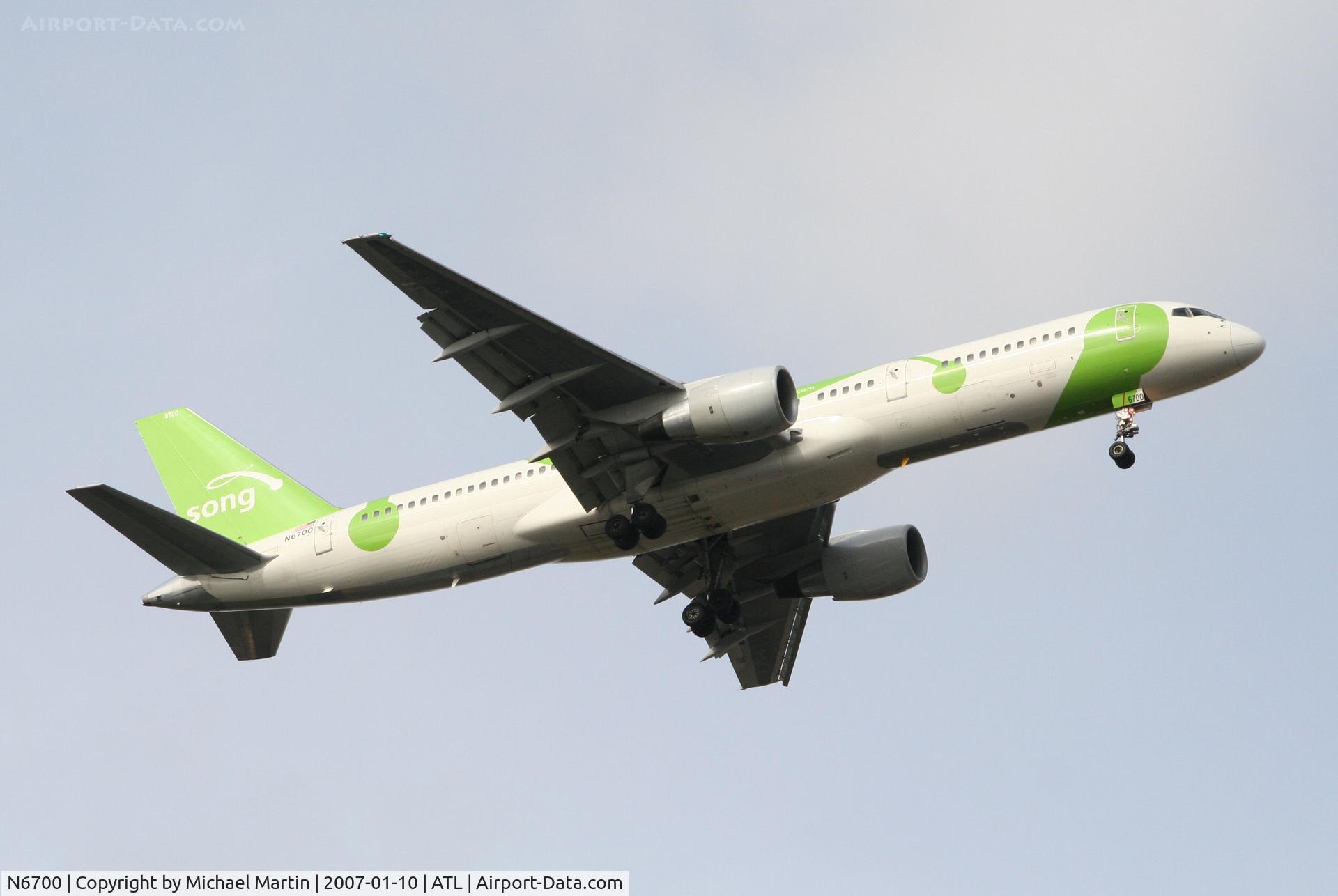 N6700, 1999 Boeing 757-232 C/N 30337, On final for Runway 9R