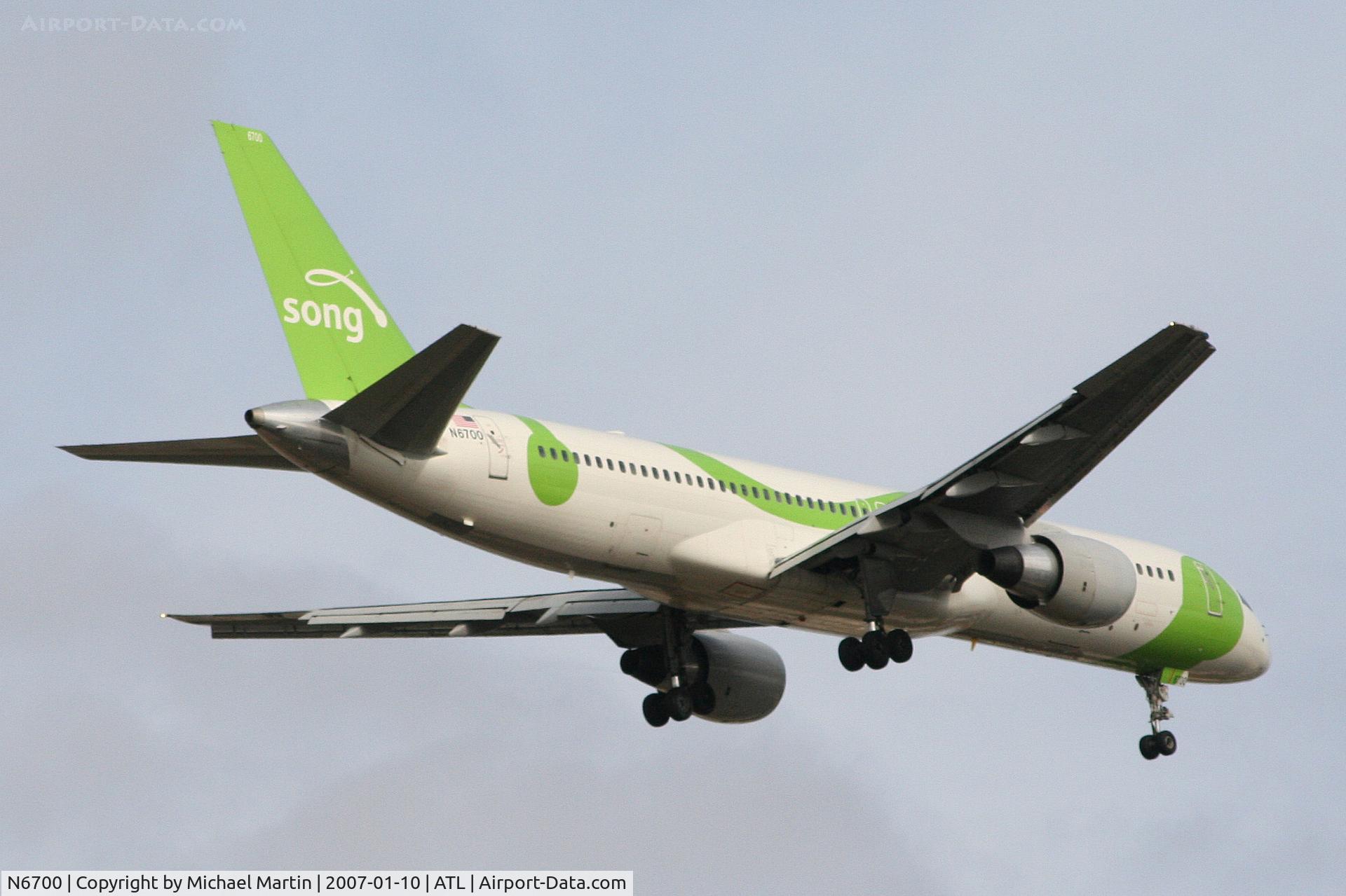 N6700, 1999 Boeing 757-232 C/N 30337, Over the numbers of 9R