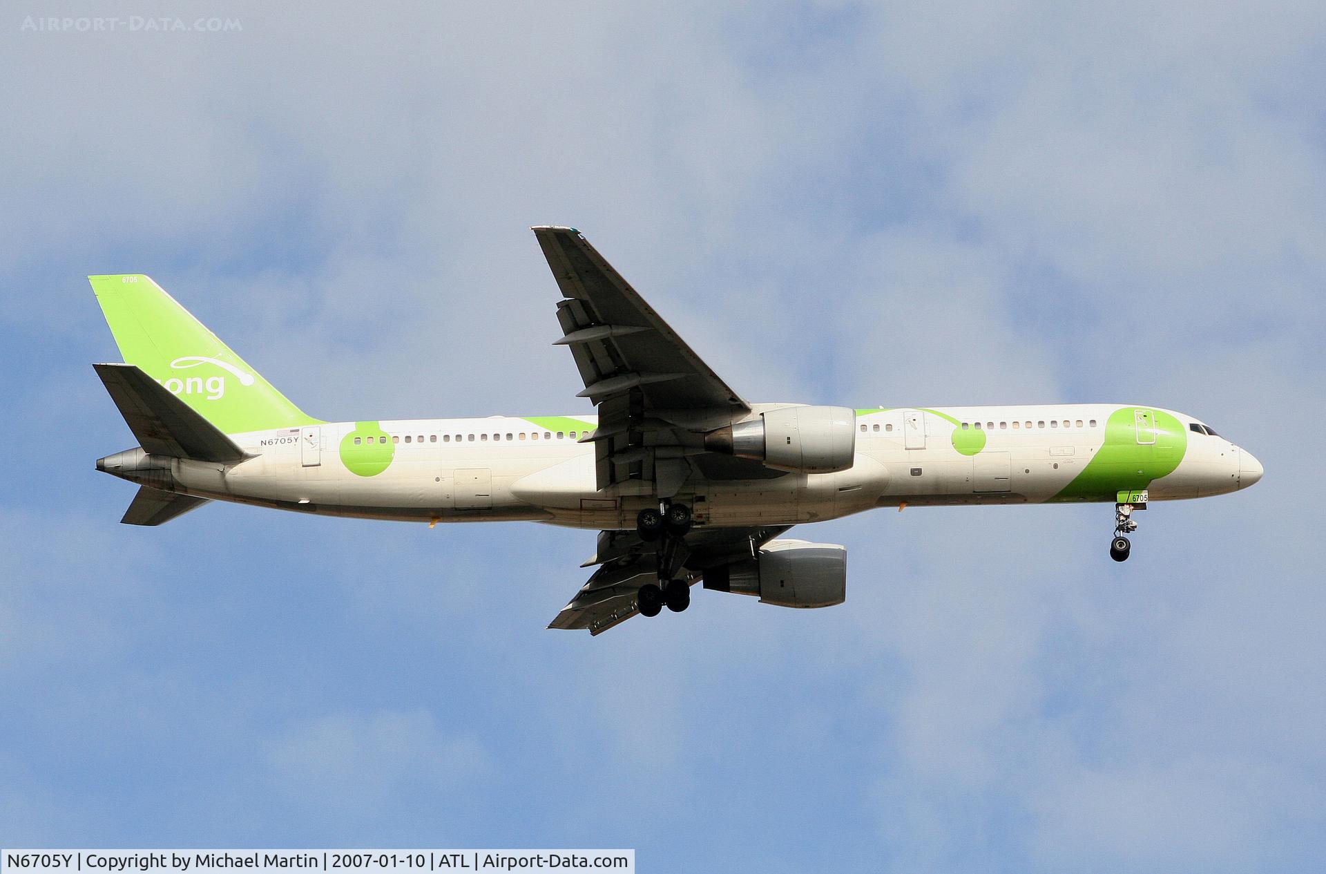 N6705Y, 2000 Boeing 757-232 C/N 30397, On final for Runway 9R