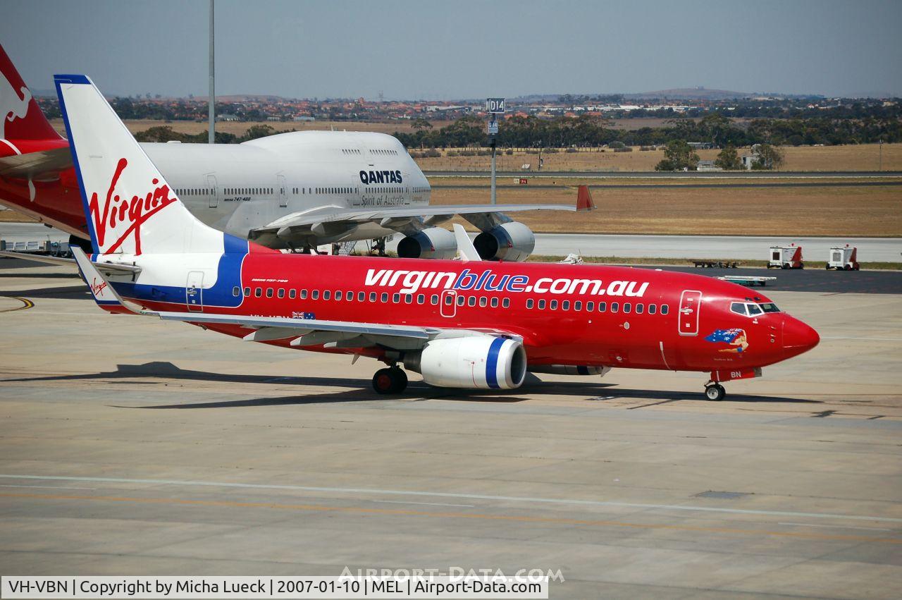 VH-VBN, 2002 Boeing 737-76N C/N 33005, Taxiing to the gate