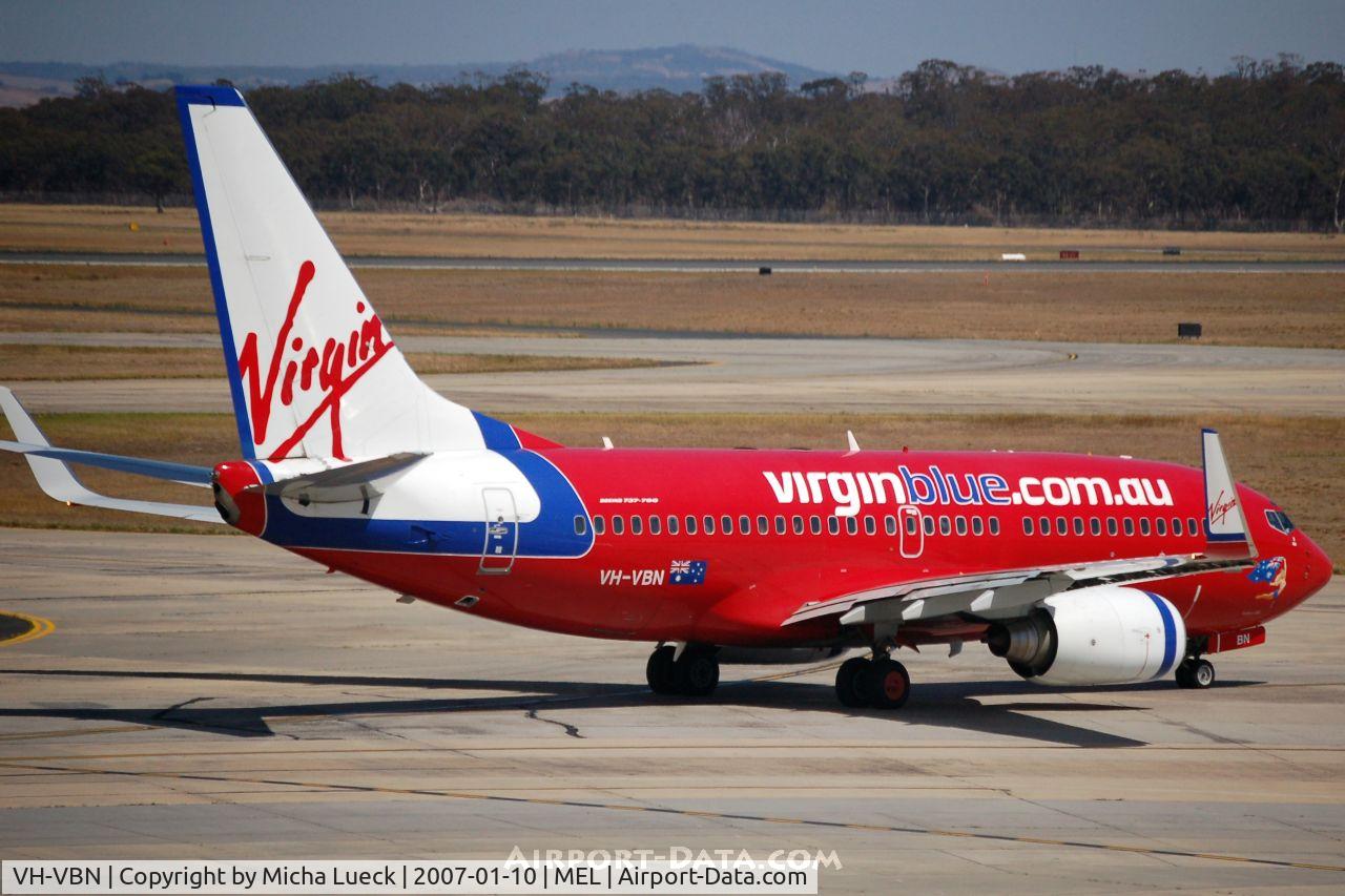 VH-VBN, 2002 Boeing 737-76N C/N 33005, Taxiing to the gate