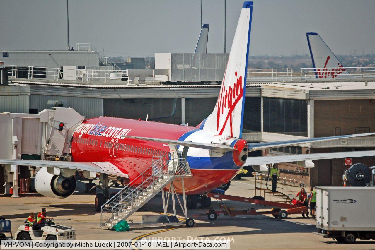 VH-VOM, 2003 Boeing 737-8FE C/N 33794, At the gate
