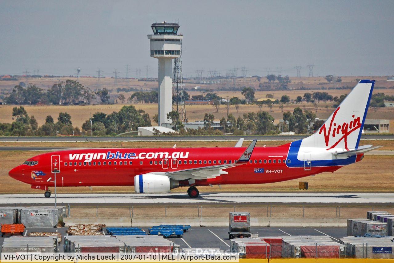 VH-VOT, 2004 Boeing 737-8FE C/N 33801, Taxiing to the gate