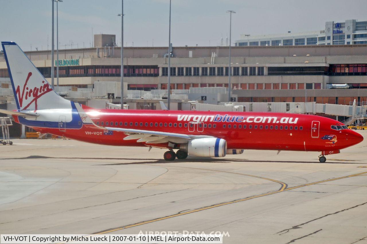 VH-VOT, 2004 Boeing 737-8FE C/N 33801, Arriving at the gate