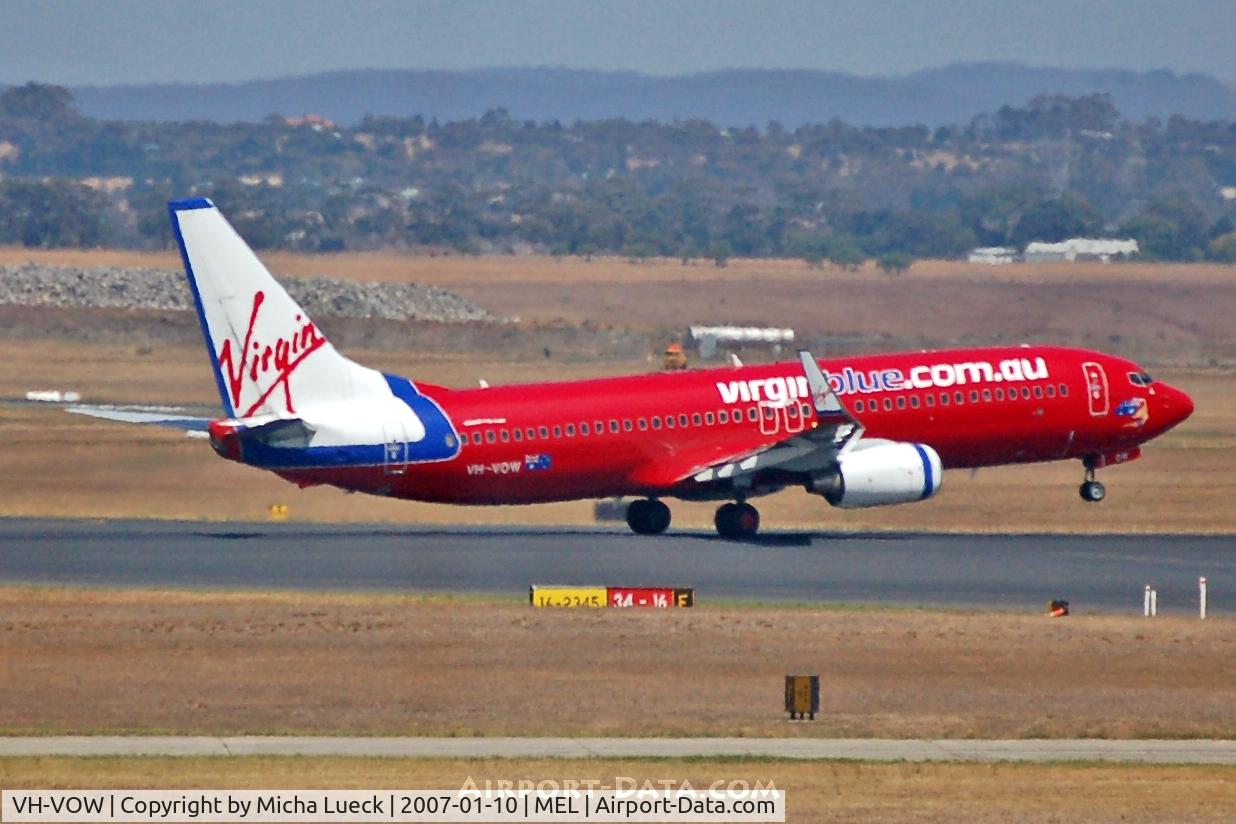 VH-VOW, 2004 Boeing 737-8Q8 C/N 32798, Taking off