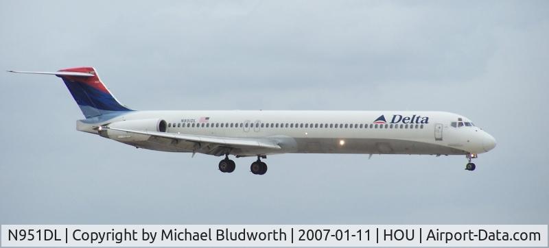 N951DL, 1990 McDonnell Douglas MD-88 C/N 49882, On approach to 12R