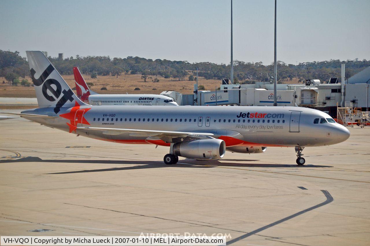 VH-VQO, 2000 Airbus A320-232 C/N 2587, Arriving at the gate