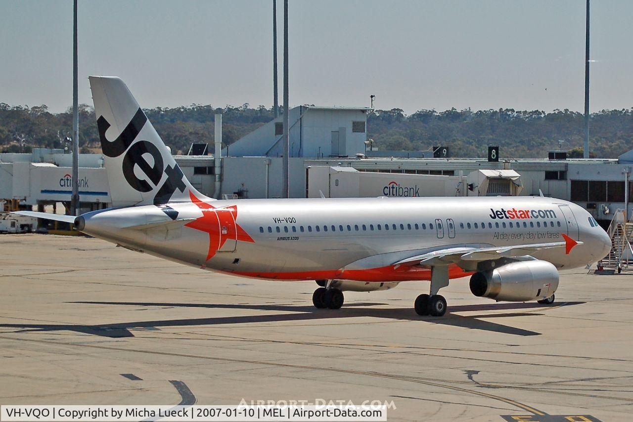 VH-VQO, 2000 Airbus A320-232 C/N 2587, Arriving at the gate