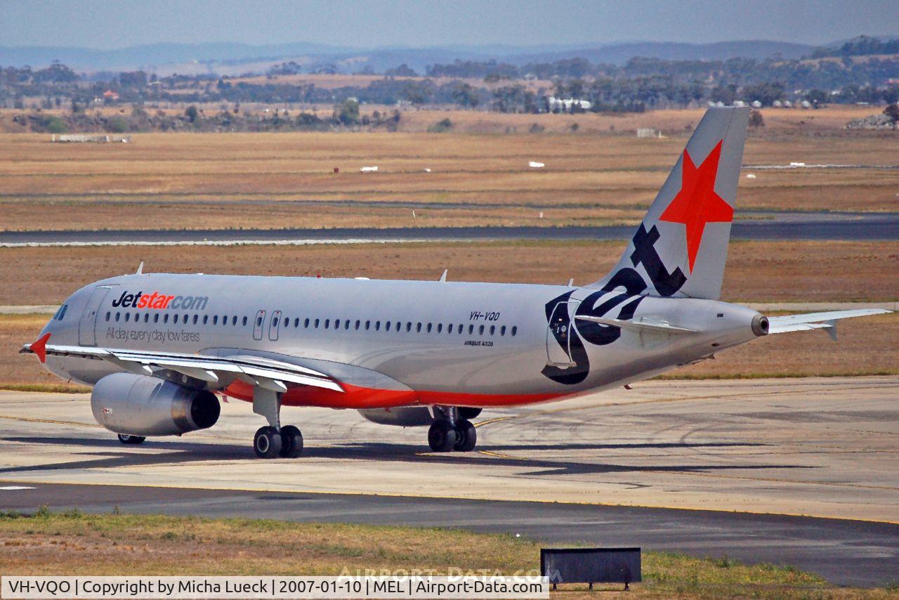 VH-VQO, 2000 Airbus A320-232 C/N 2587, Taxiing to the runway
