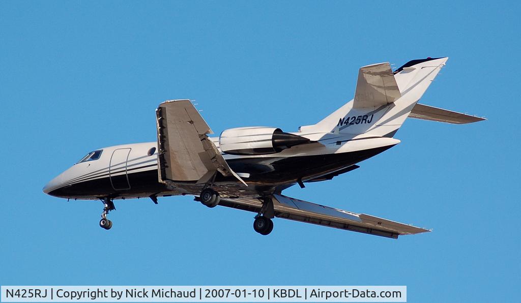N425RJ, 1983 Dassault Falcon 200 (20H) C/N 484, Sweet Falcon on final for runway 33