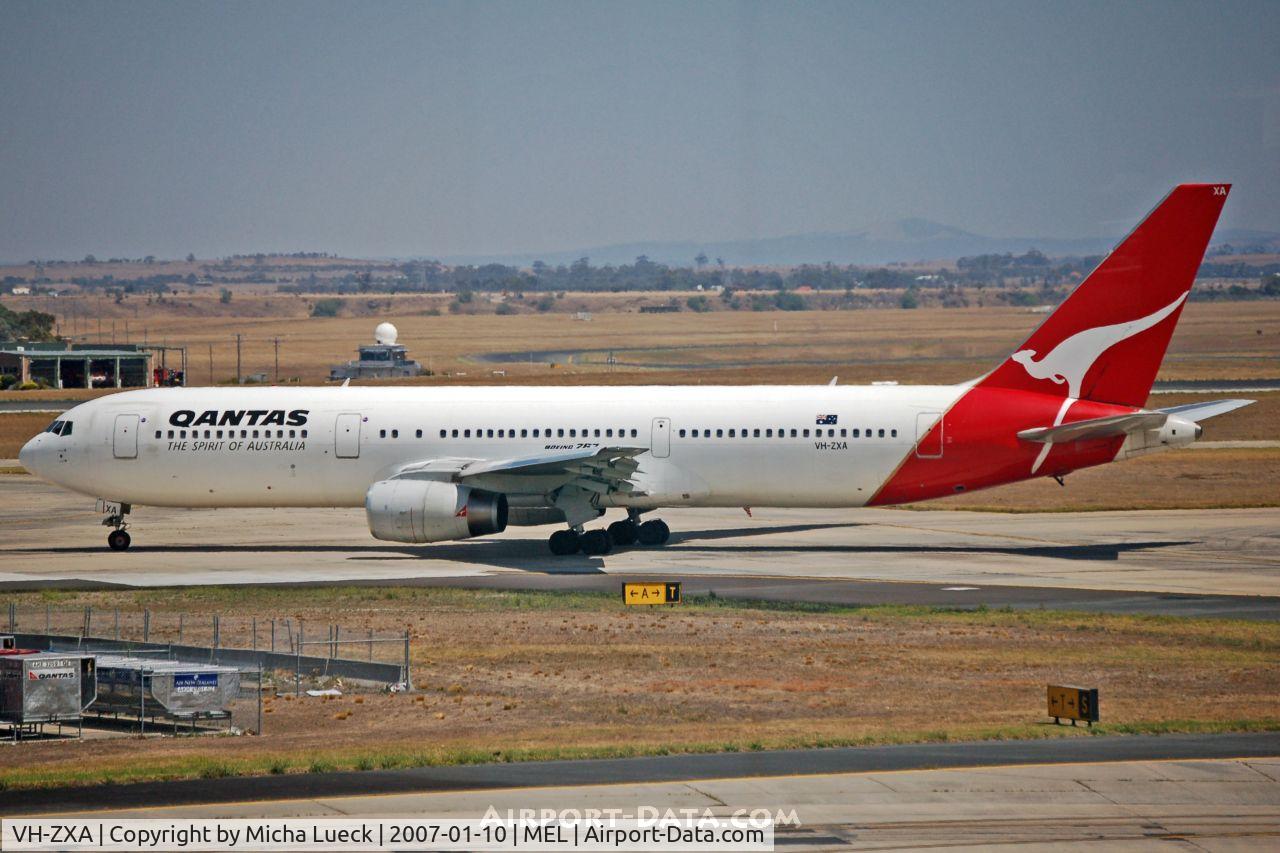 VH-ZXA, 1990 Boeing 767-336 C/N 24337, Taxiing to the runway