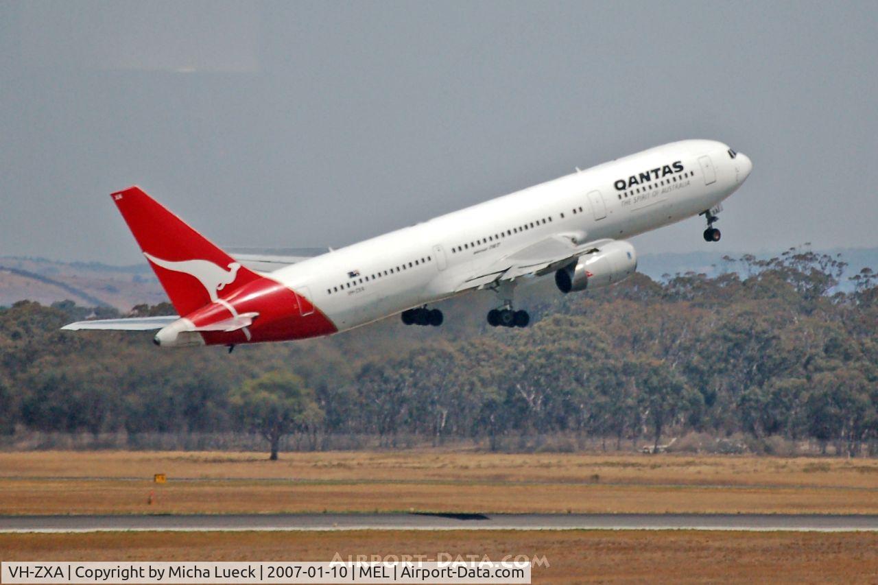 VH-ZXA, 1990 Boeing 767-336 C/N 24337, Climbing out of Melbourne