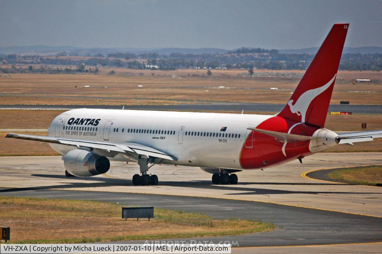 VH-ZXA, 1990 Boeing 767-336 C/N 24337, Taxiing to the runway
