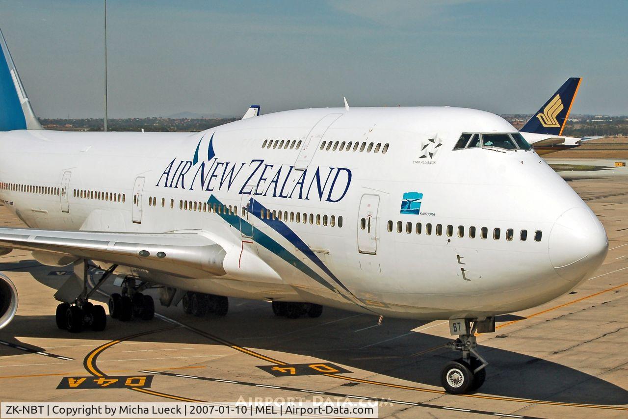 ZK-NBT, 1990 Boeing 747-419 C/N 24855, Arriving at the gate
