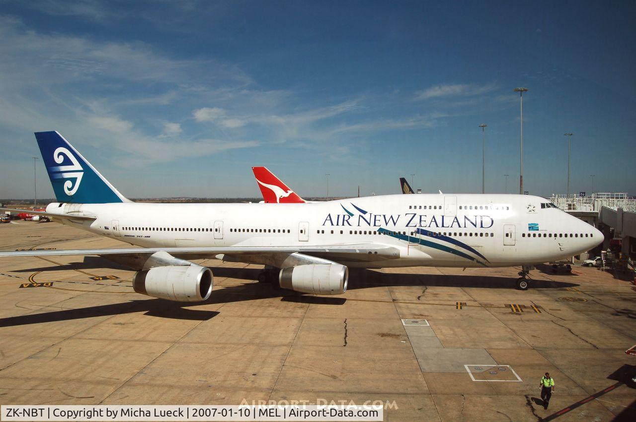 ZK-NBT, 1990 Boeing 747-419 C/N 24855, Arriving at the gate