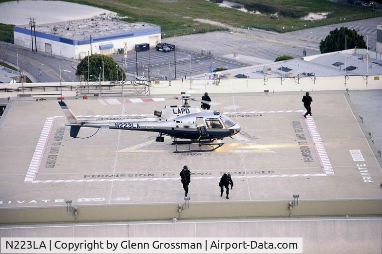 N223LA, 2000 Eurocopter AS-350B-2 Ecureuil C/N 3278, Eurocopter AS 350 B2 SWAT Crew Detaching