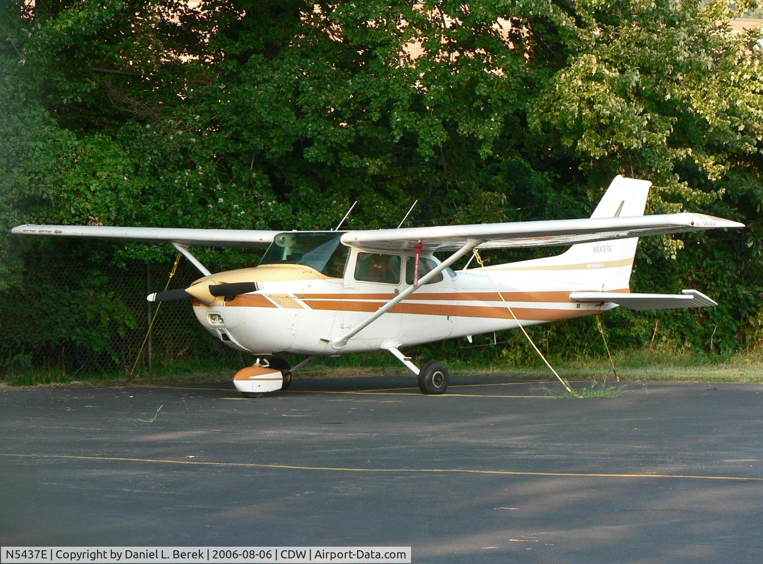 N5437E, 1978 Cessna 172N C/N 17271865, The fall foliage colors of this 1978 Skyhawk II contrast with the summer colors in the background.
