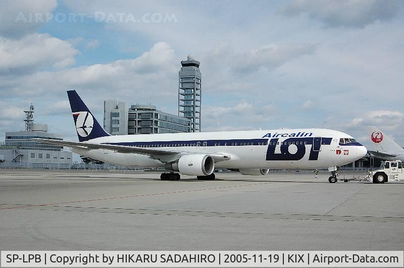 SP-LPB, 1995 Boeing 767-35D/ER C/N 27902, Push back.