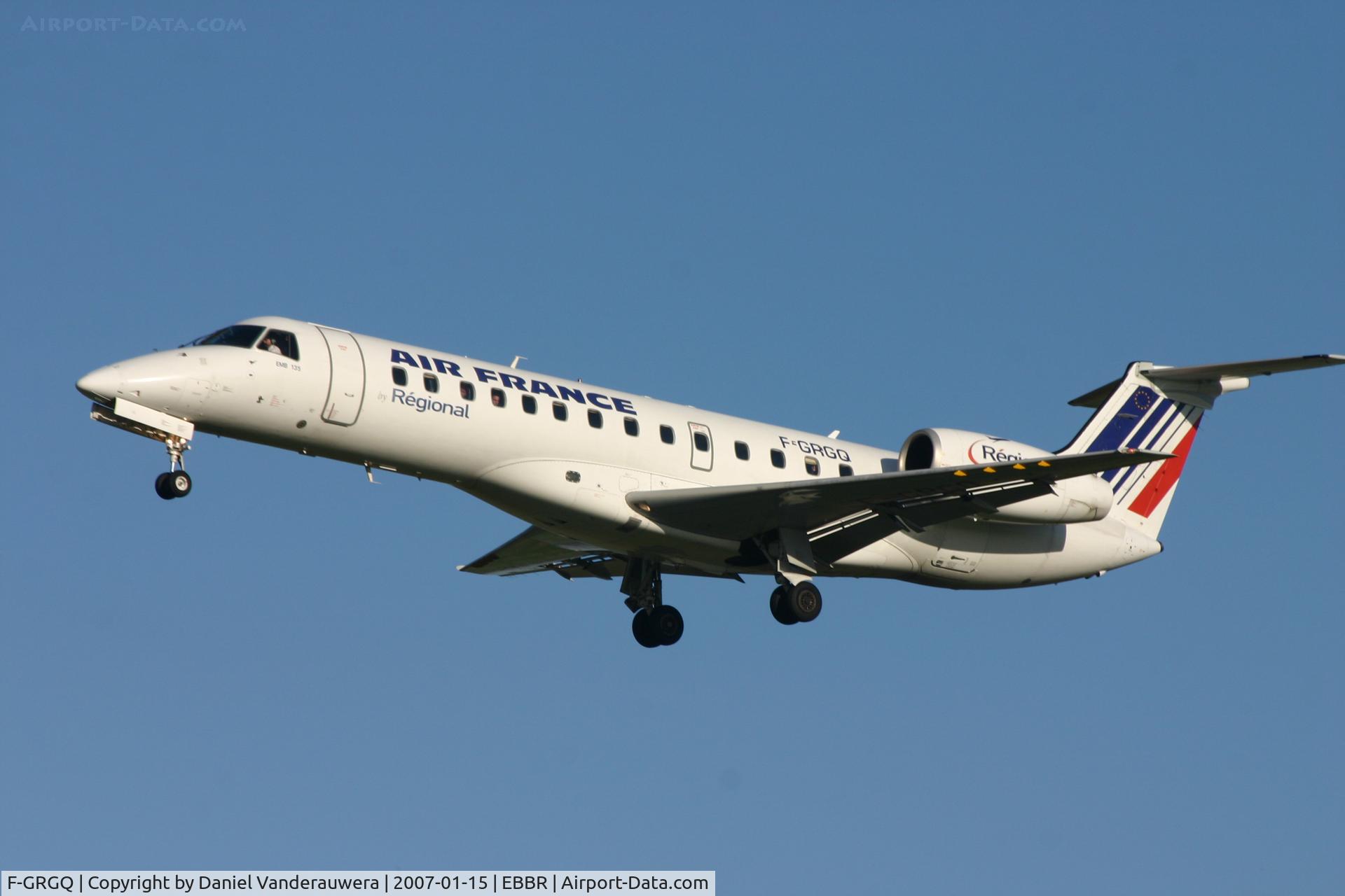 F-GRGQ, 2000 Embraer ERJ-135ER (EMB-135ER) C/N 145233, descending to rwy 25L