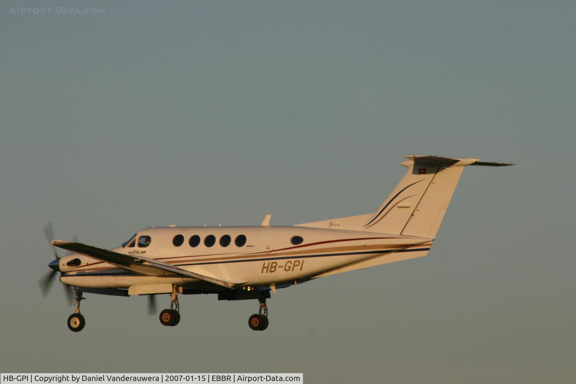 HB-GPI, 1992 Beech 300LW Super King Air C/N FA-220, descending to rwy 25L