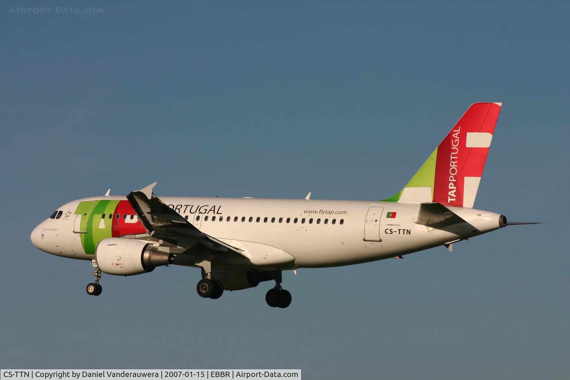 CS-TTN, 1999 Airbus A319-111 C/N 1120, descending to rwy 25L