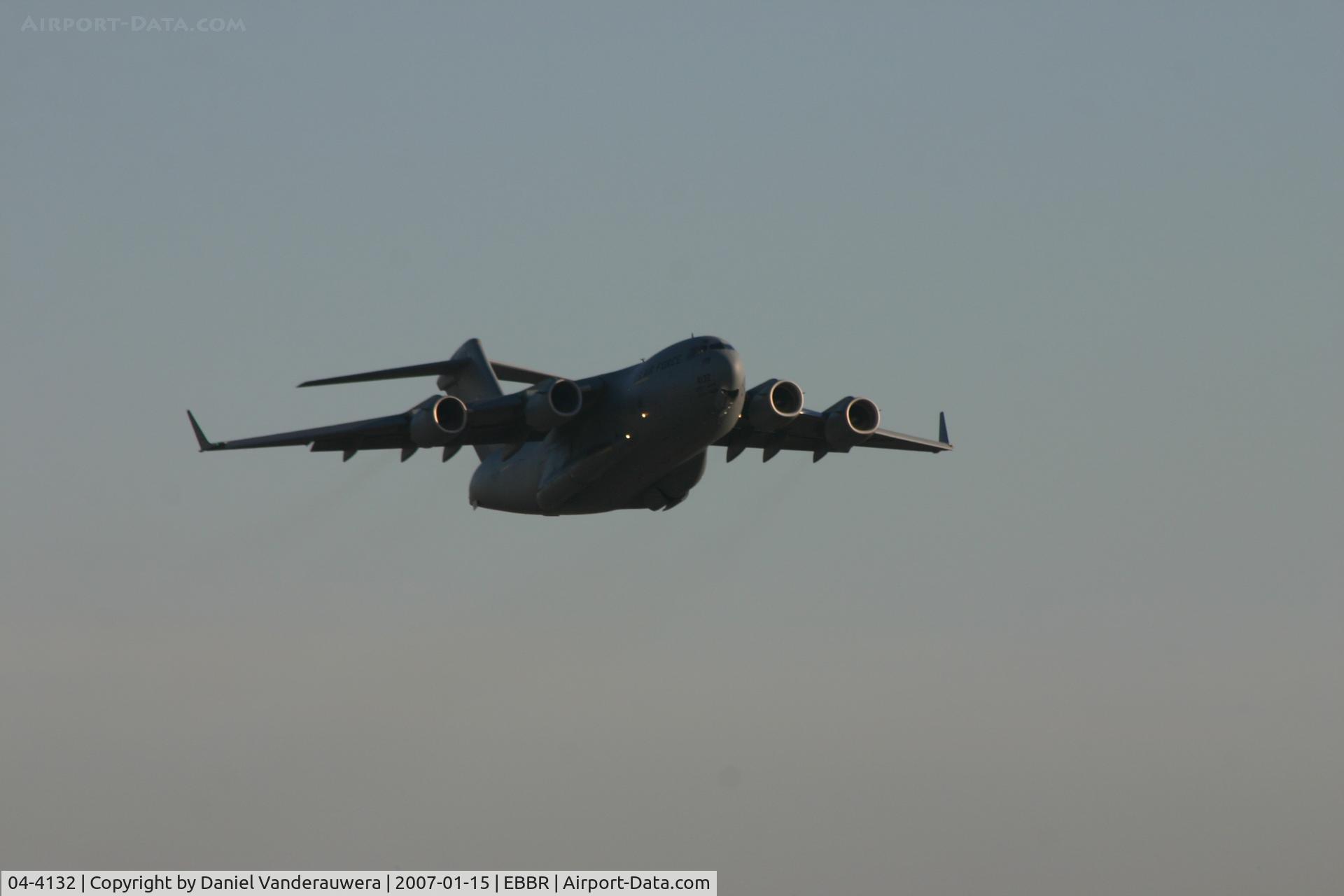 04-4132, 2004 Boeing C-17A Globemaster III C/N P-132, taking-off from rwy 25R