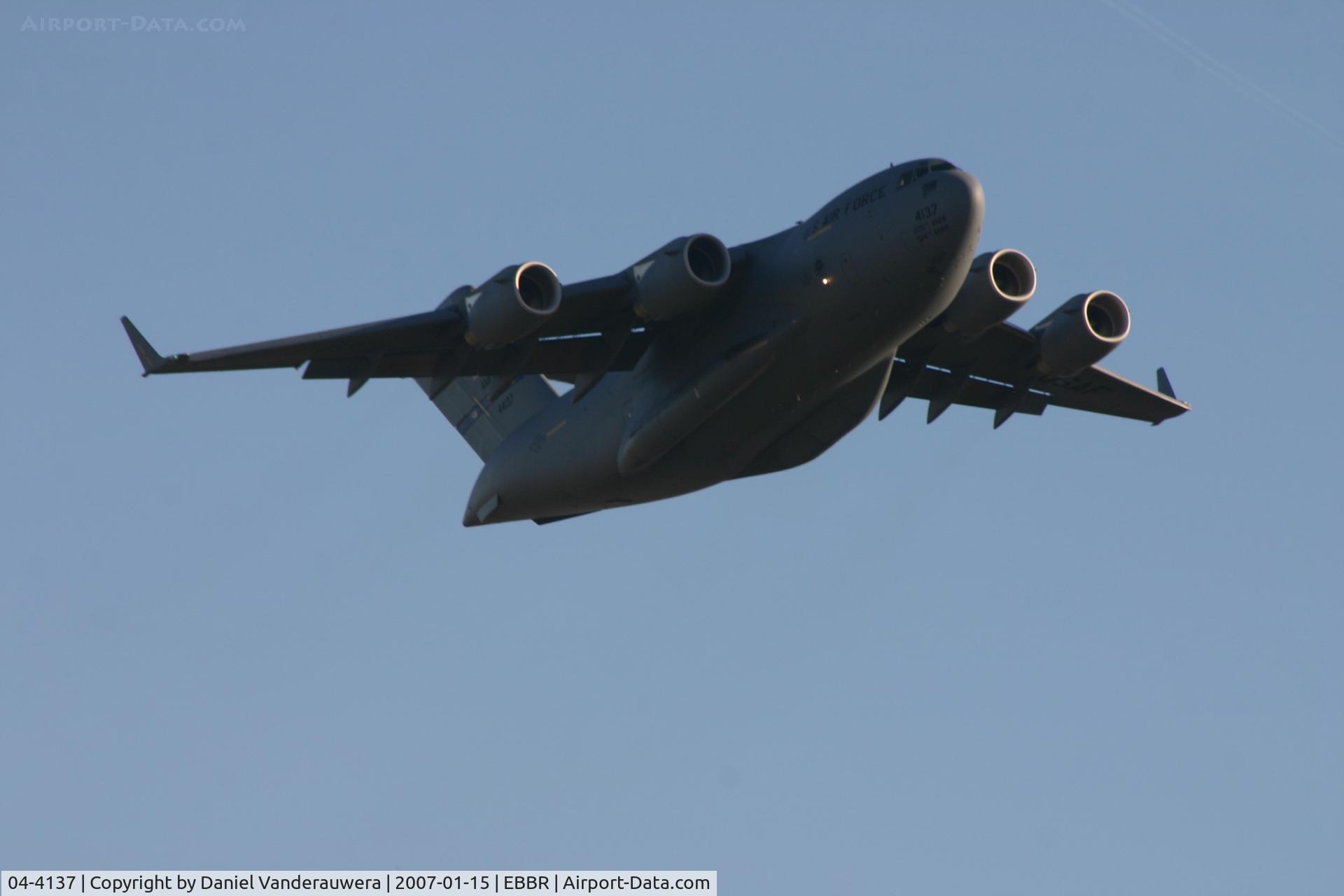 04-4137, 2004 Boeing C-17A Globemaster III C/N P-137, taking-off from rwy 25R