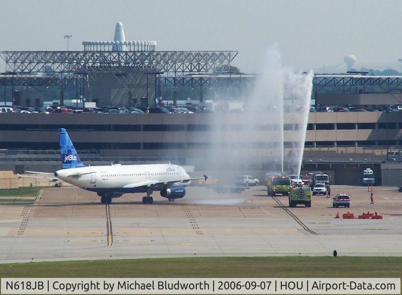 N618JB, 2005 Airbus A320-232 C/N 2489, Water cannon salute as she approaches the gate.