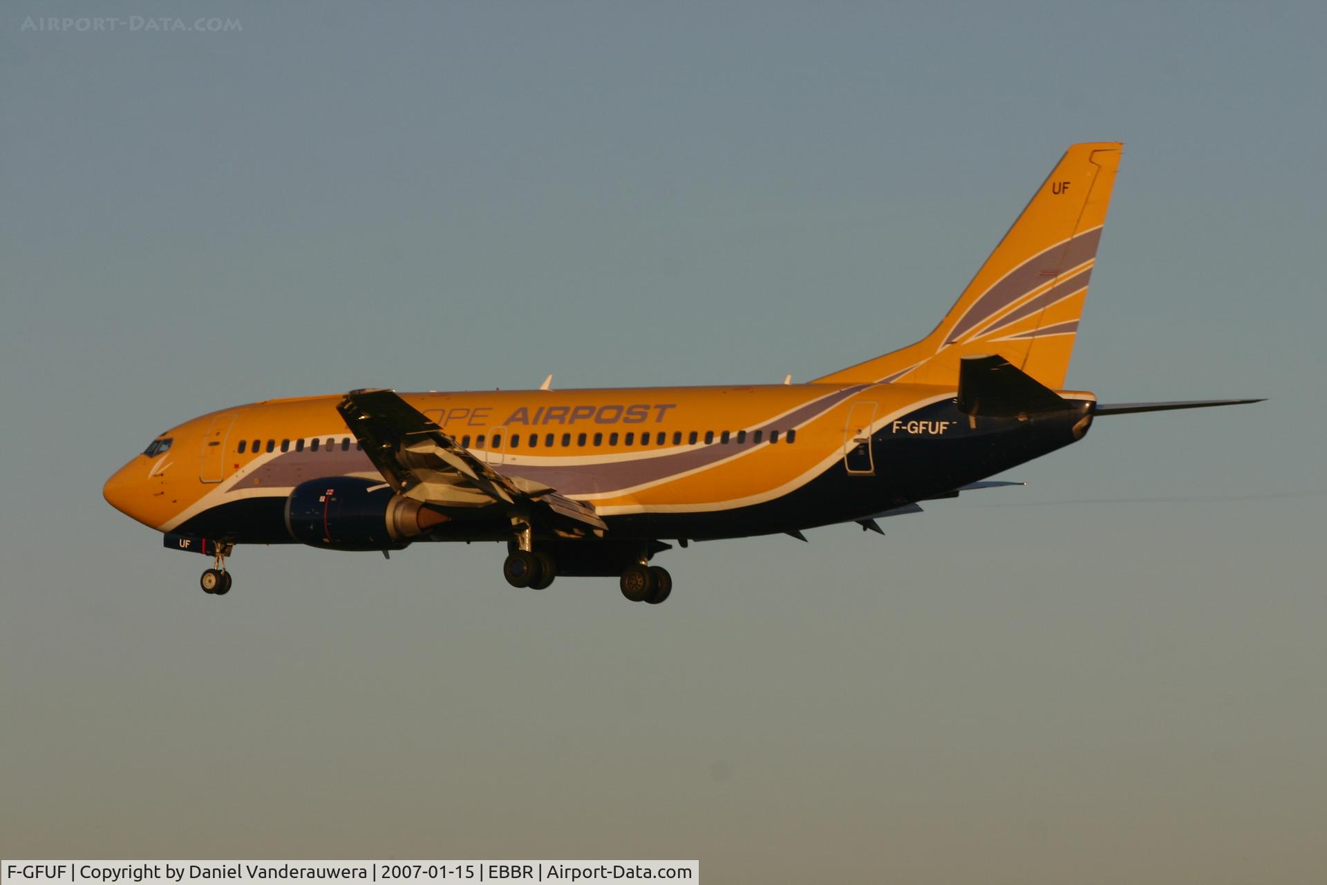 F-GFUF, 1989 Boeing 737-3B3QC C/N 24388, early arrival with winter sun
