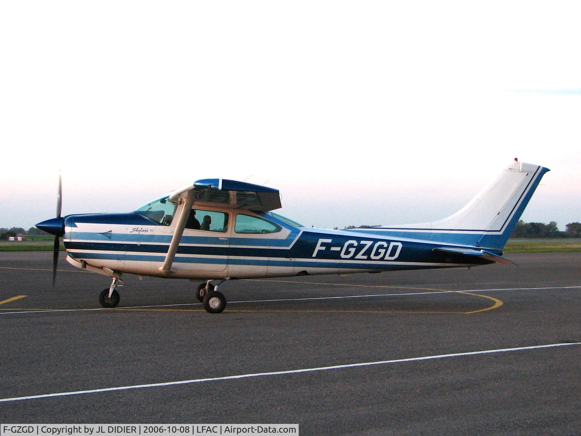 F-GZGD, Cessna TR182 Turbo Skylane RG Turbo Skylane RG C/N R182-00766, Le 8 octobre 2006 à Calais