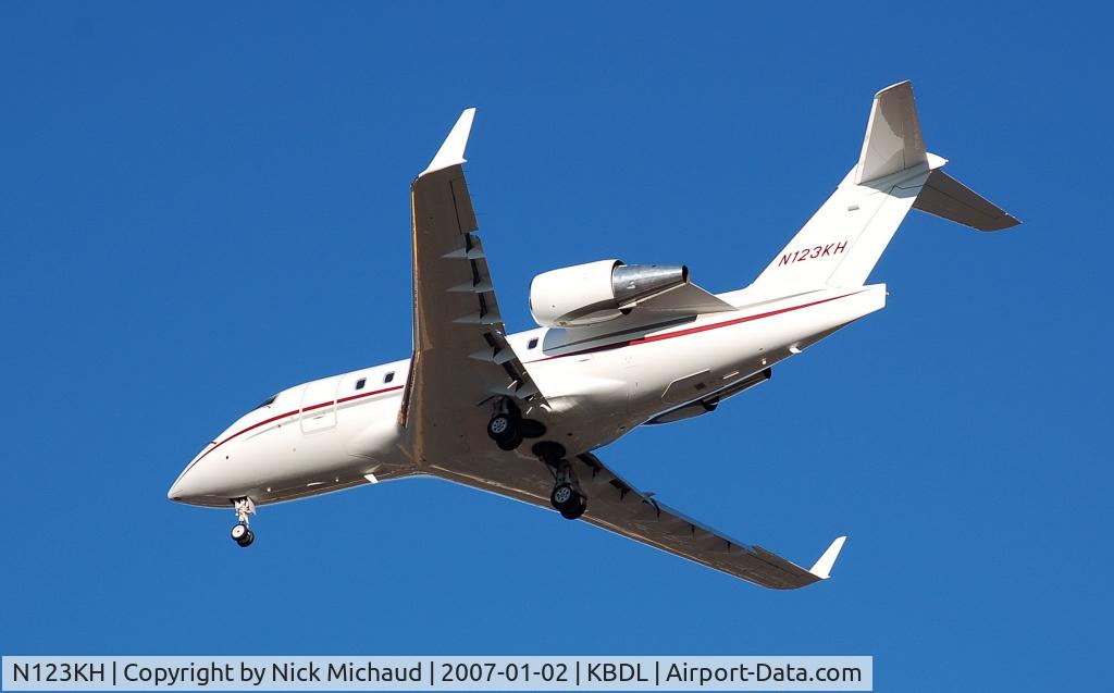 N123KH, 1995 Canadair Challenger 604 (CL-600-2B16) C/N 5301, high approach into 33