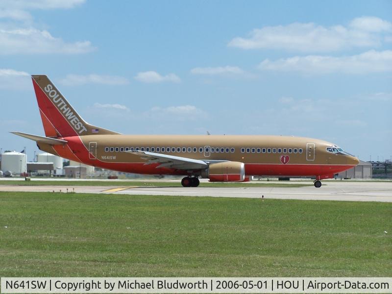 N641SW, 1996 Boeing 737-3H4 C/N 27714, For take off on 12R
