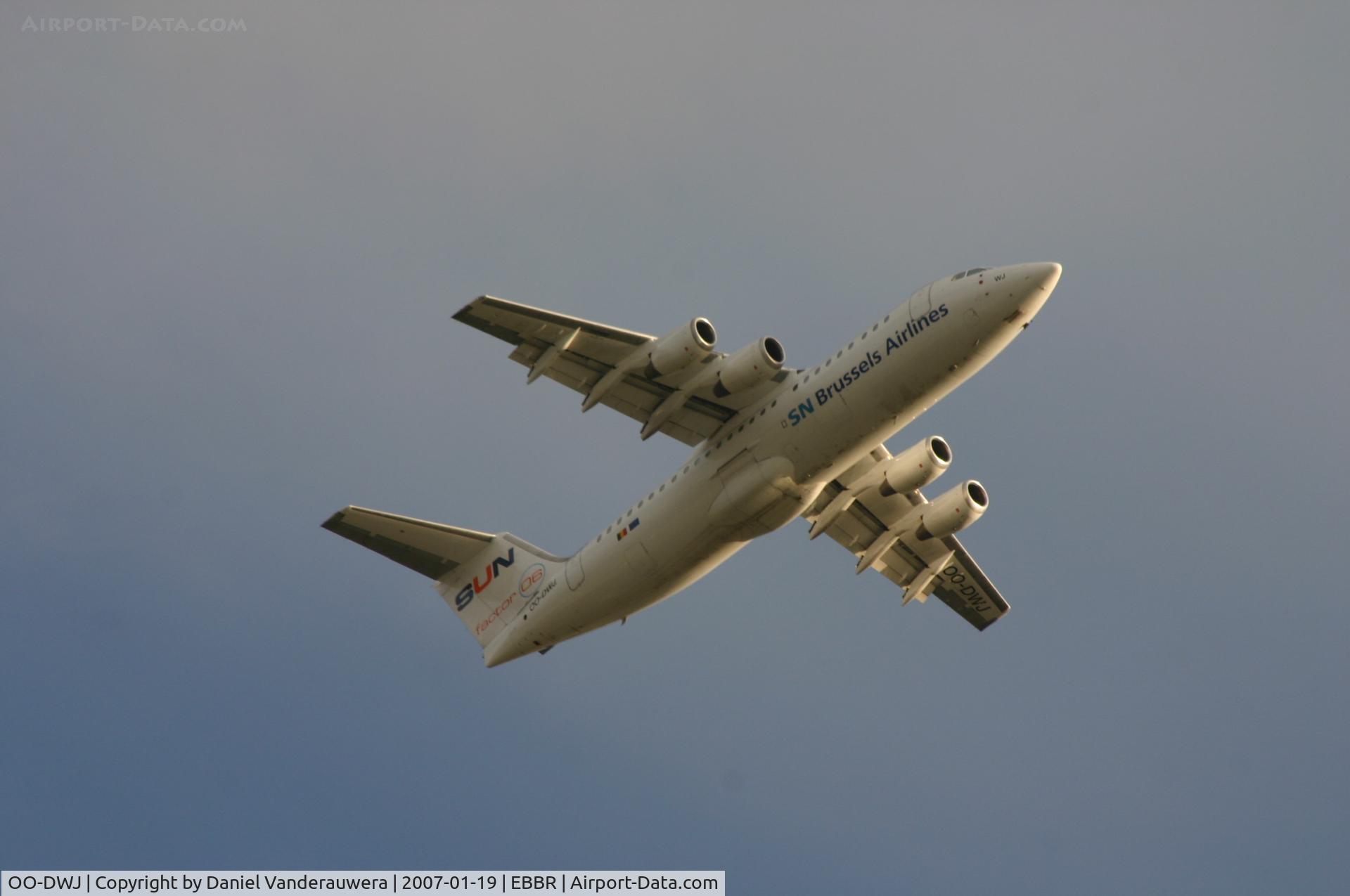 OO-DWJ, 1999 British Aerospace Avro 146-RJ100 C/N E3355, flight SN2585 is taking off from rwy 25R