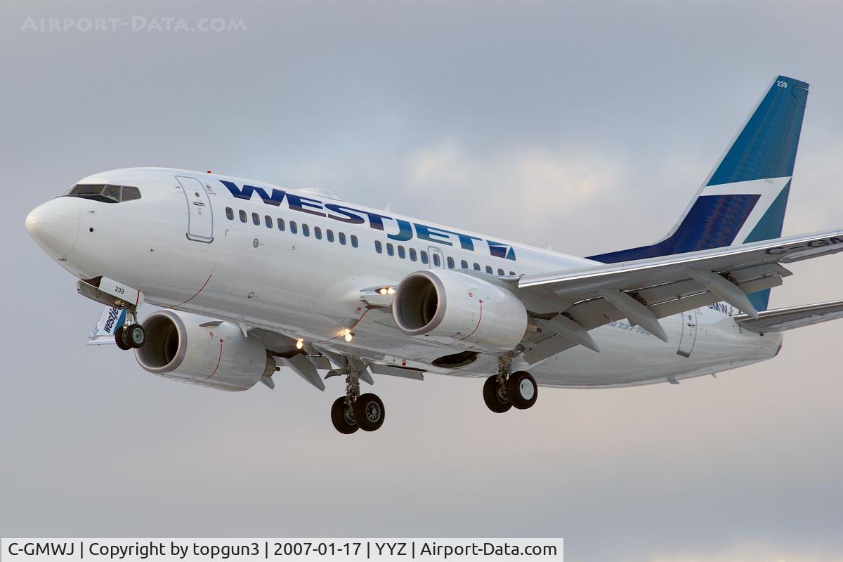 C-GMWJ, 2006 Boeing 737-7CT C/N 35985, Landing via RWY23