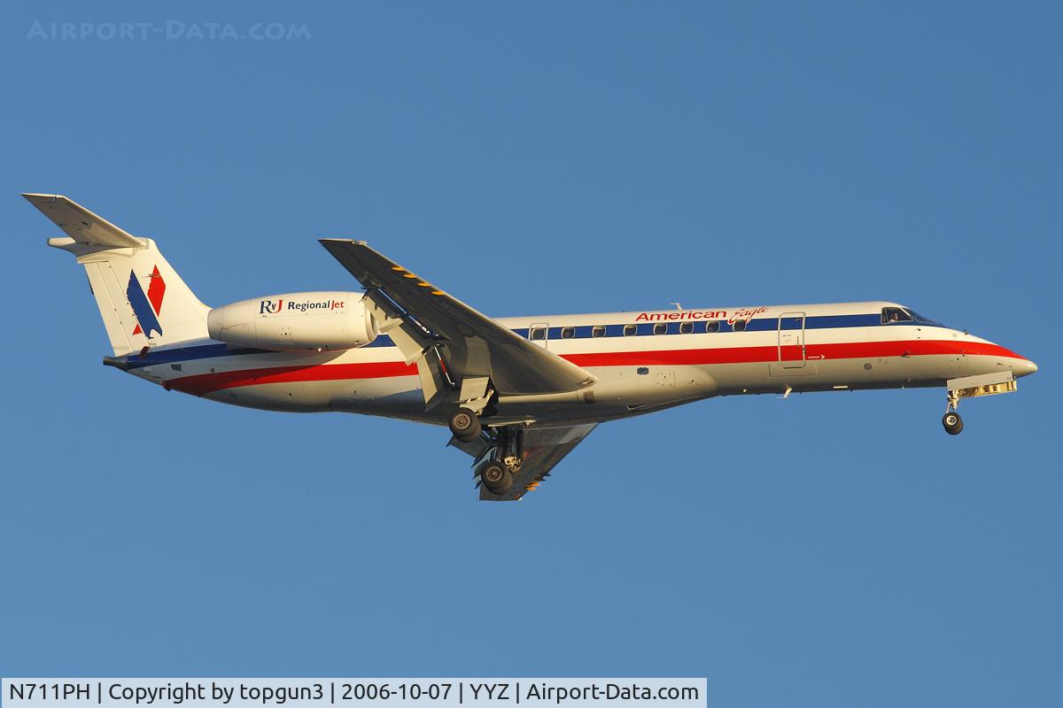 N711PH, 2000 Embraer ERJ-135LR (EMB-135LR) C/N 145235, Sunset arrival via RWY24R.