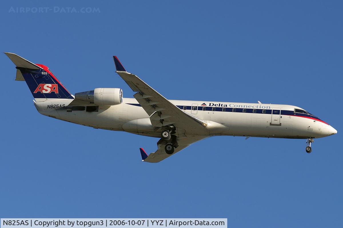 N825AS, 1997 Canadair CRJ-200ER (CL-600-2B19) C/N 7207, Final for RWY24R.