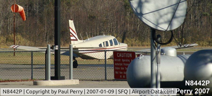 N8442P, 1981 Piper PA-32R-301 C/N 32R-8113119, Easing up to the fuel pit