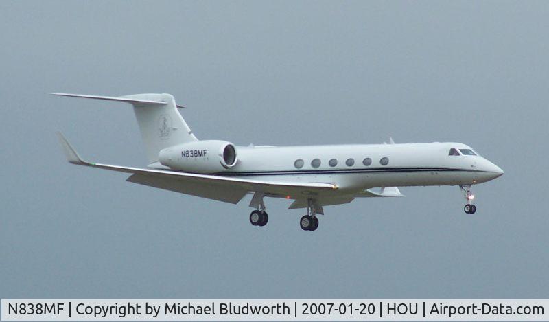 N838MF, 1996 Gulfstream Aerospace G-V C/N 512, On approach to 12R