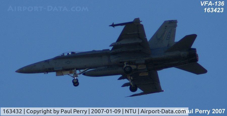 163432, 1987 McDonnell Douglas F/A-18C Hornet C/N 628/C006, Another Knighthawk coming in, this one with an ACMI pod