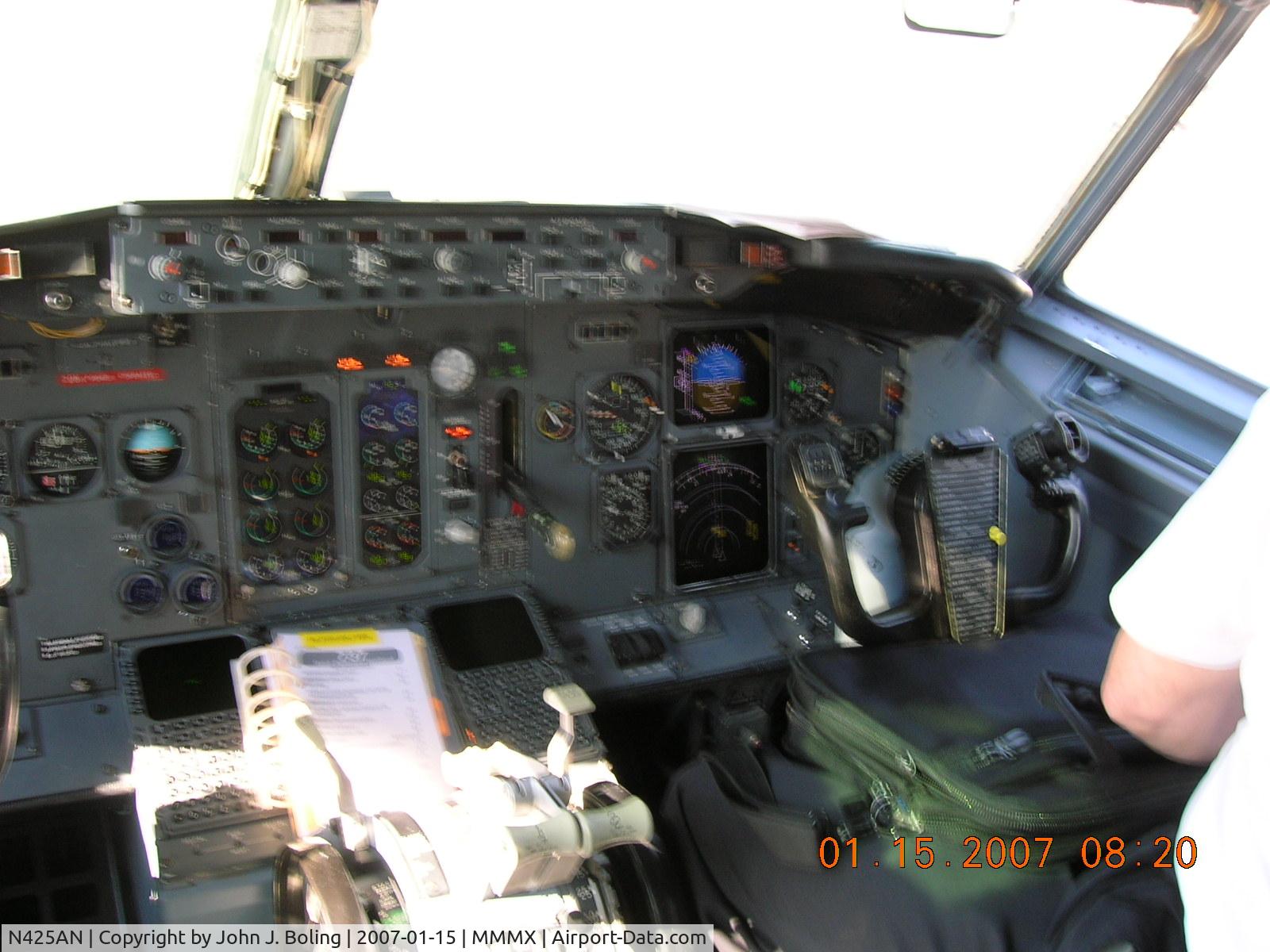N425AN, 1991 Boeing 737-53A C/N 25425, First Officers Panel